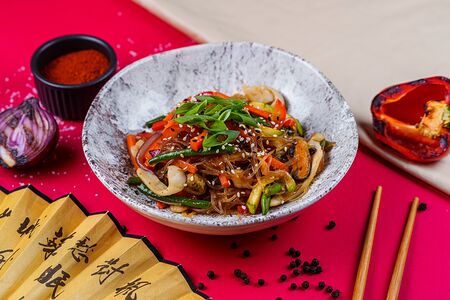 Вок с морепродуктами и пшеничной лапшой