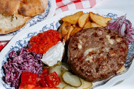 Гурманская плескавица на тарелке