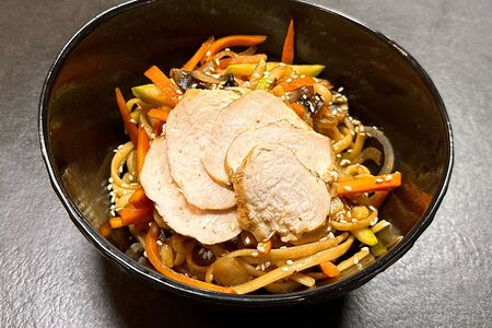 Лапша терияки с куриным филе и овощами