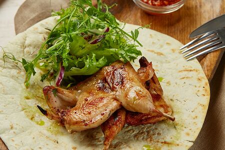 Перепелка на лепешке с хрустящей зеленью