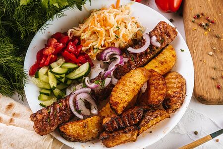 Люля-кебаб из курицы с гарниром