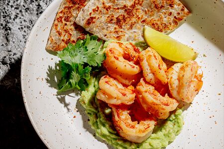 Лангусты с гуакамоле