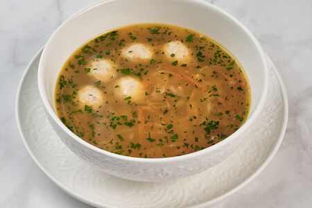 Куриный бульон с фрикадельками
