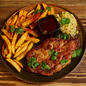 Стейк из свиной шеи с ананасовой сальсой и картофелем фри