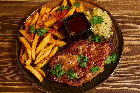 Стейк из свиной шеи с ананасовой сальсой и картофелем фри