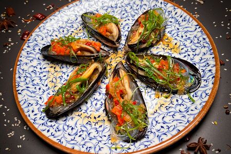 Мидии в раковине на пару