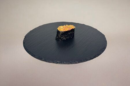 Острые суши с лососем