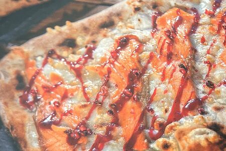 Фокачча с брусничным соусом и лососем