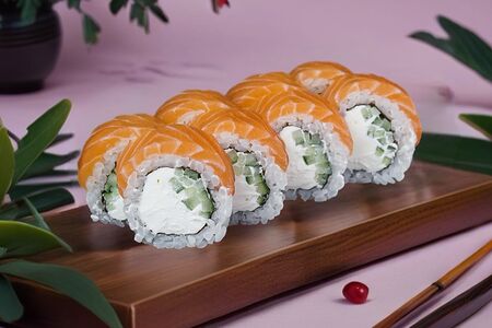 Филадельфия с лососем и огурцом