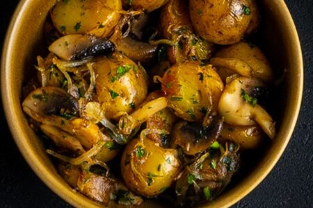 Молодой картофель с грибами