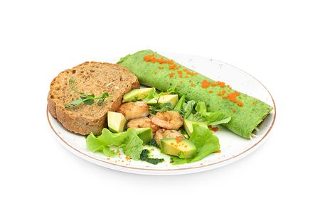 Омлет со шпинатом, сыром и креветками