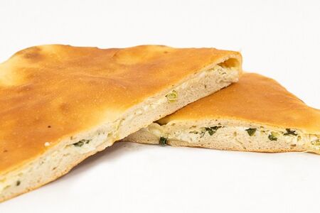 Пирог осетинский с зеленым луком, яйцом и сыром