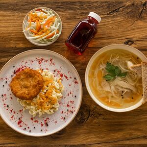 Ланч с куриной котлетой и куриным бульоном 