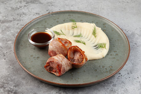 Свиные медальоны в беконе