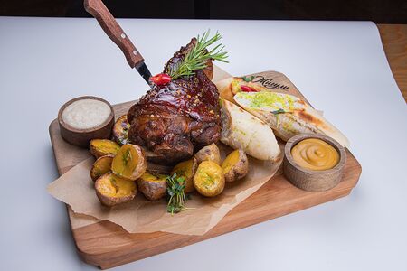 Рулька свиная с картофелем, горчицей и хреном