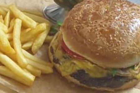 Чизбургер с картошкой фри