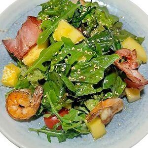 Салат из манго с креветками