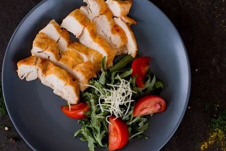 Салат с рукколой и курицей 