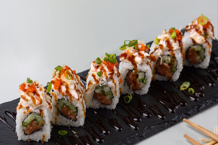 Авторский ролл с семгой и крабом