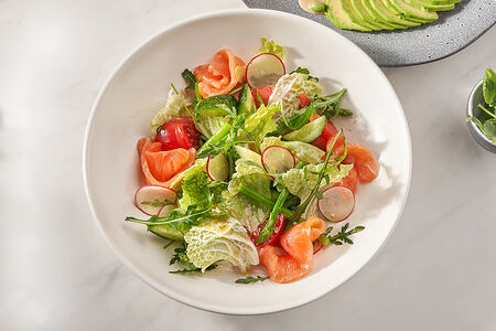 Салат со спаржей и слабосоленым лососем под медово-горчичным соусом