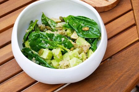 Салат со шпинатом, киноа и авокадо 