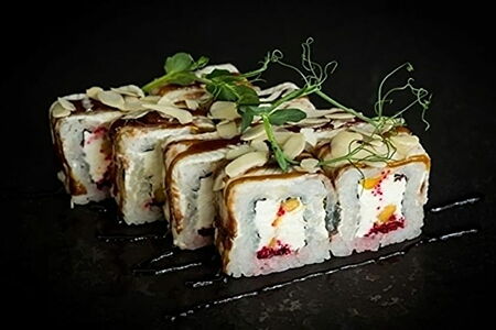 Ролл с угрем и миндалем ролл