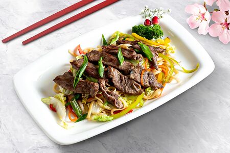 Яки-удон лапша с говядиной