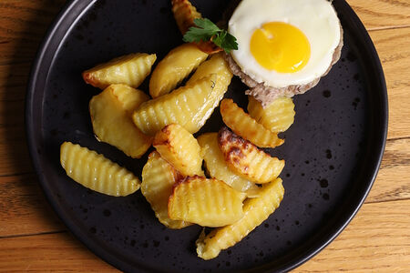 Бифштекс с яйцом