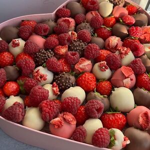 Сердце из клубники в бельгийском шоколаде с малиной размер XL