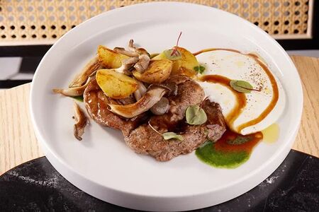 Шейка свиная с сырным соусом