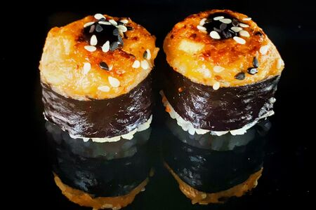 Запечённый ролл с лососем терияки