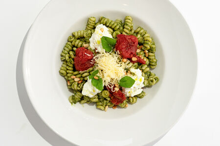 Фузилли с песто и страчателлой