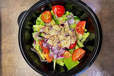 Овощной салат с ореховым соусом