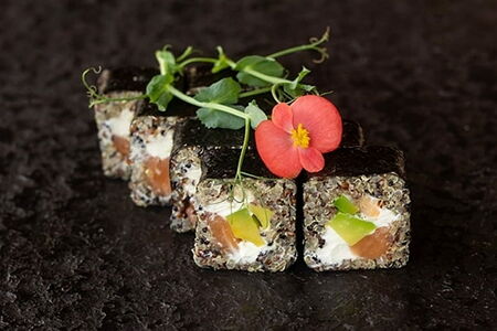 Гейша из киноа с авокадо