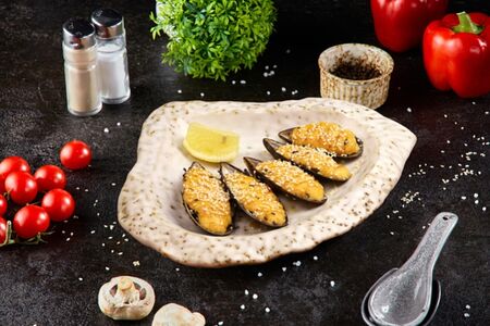 Мидии запеченные со спайси-соусом