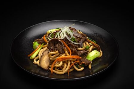 Удон с говядиной и грибами 