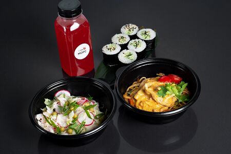 Ланч №8: Лапша карри, салат, ролл с огурцом, морс