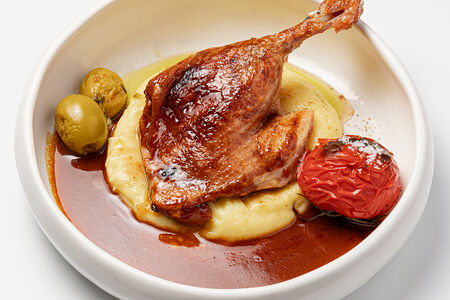 Утиная ножка, картофельное пюре, запеченный томат