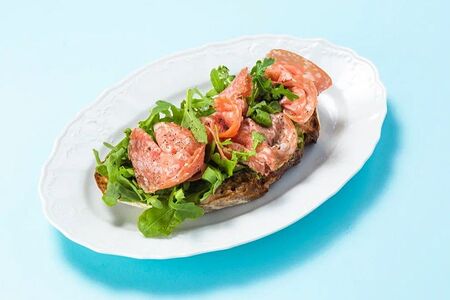 Брускетта с салями