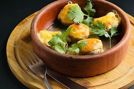 Шапки шампиньонов с сулугуни 