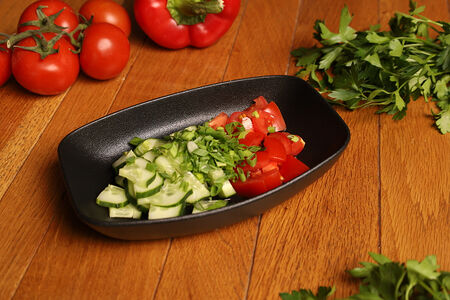 Салат из огурцов с помидорами и заправкой