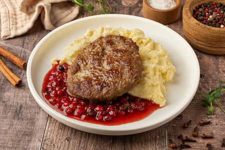 Котлета из говядины и свинины с картофельным пюре и брусничным мармеладом