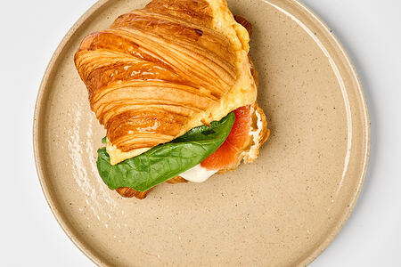 Круассан с форелью