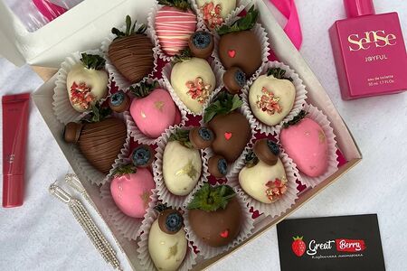 Набор клубники и голубики в шоколаде 