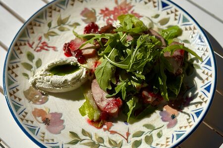 Салат с утиной грудкой, грушей и кремом-дорблю
