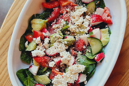 Фермерский овощной салат с домашней рикоттой