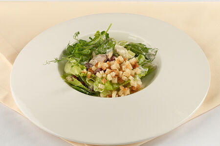 Салат с куриной грудкой сыром и фасолью