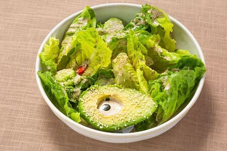 Зеленый салат с авокадо 