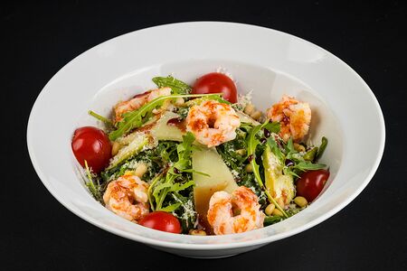 Салат с креветками и рукколой