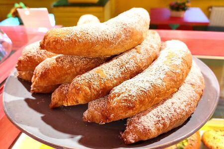 Рогалики с черничным джемом